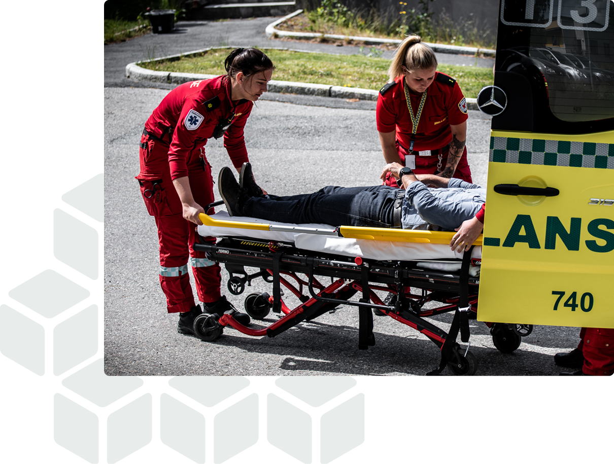 Ambulansräddare hjälper skadade in i ambulansen