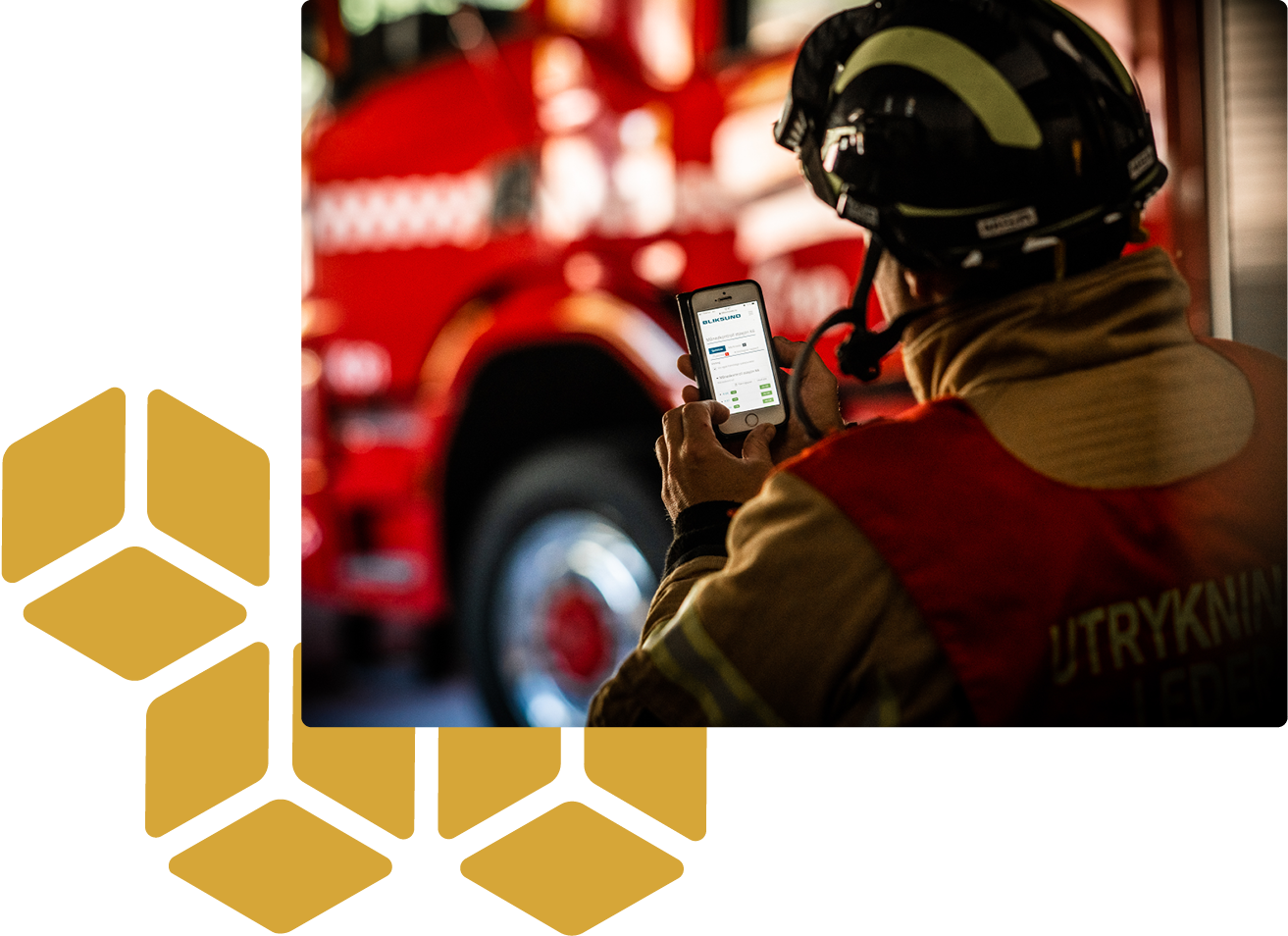 Brandman använder GRID bredvid brandbilen