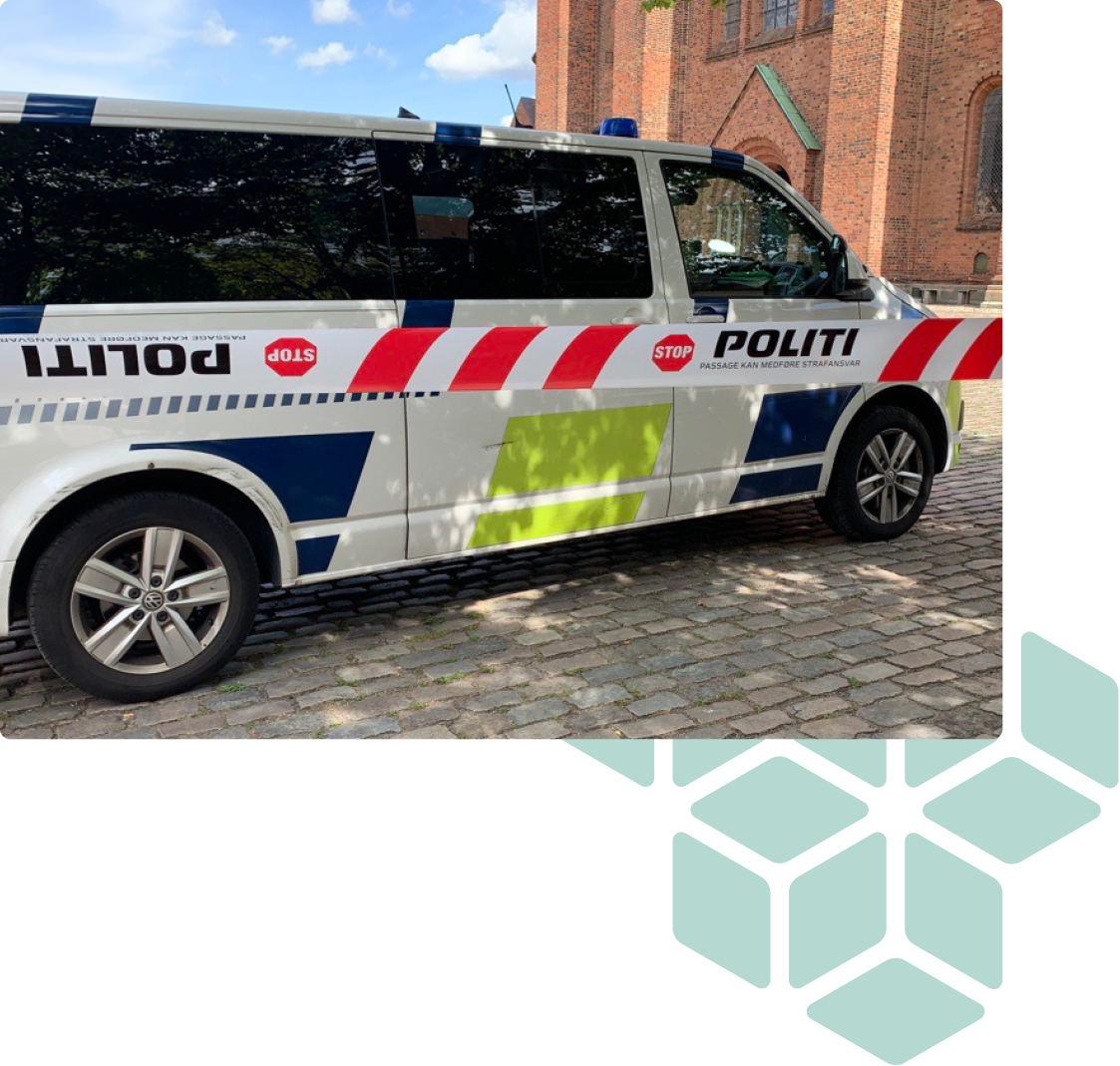 polisbil och avspärrning